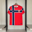 Camisa Seleção da Noruega 2026  - Torcedor Nike Masculina - Vermelha com detalhes em azul e branco