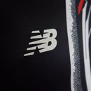 Camisa São Paulo Pré-jogo 25/26 - Torcedor - New Balance - Masculina - Preta com detalhes em branco e vermelho