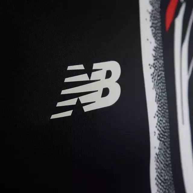Camisa São Paulo Pré-jogo 25/26 - Torcedor - New Balance - Masculina - Preta com detalhes em branco e vermelho